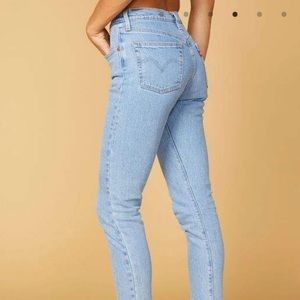 Levi’s Light Wash Denim 501 Wedgie Fit Jeans